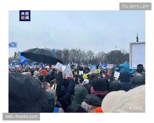 特写镜头：绝杀进球后，不来梅球员集体冲向客队看台与远征球迷庆祝。